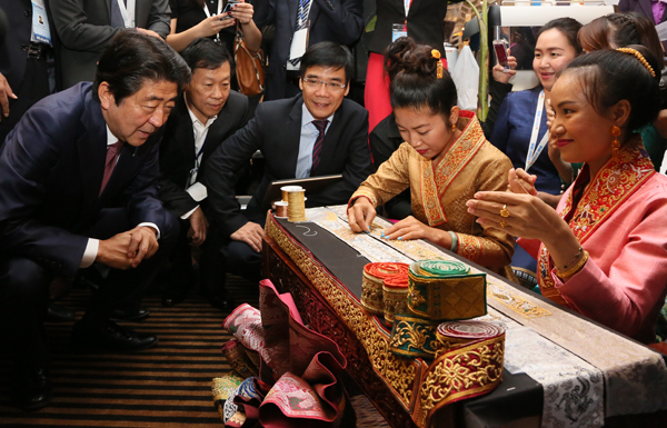 安倍总理为了出席东南亚国家联盟(ASEAN)相关首脑会议等,访问了老挝人民民主共和国的万象。