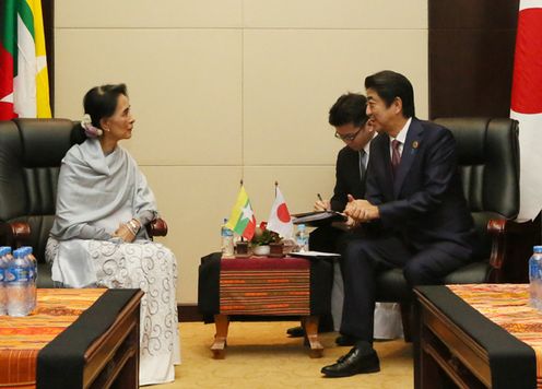 安倍总理为了出席东南亚国家联盟（ASEAN）相关首脑会议等，访问了老挝人民民主共和国的万象。