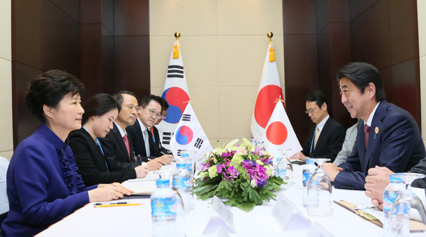 安倍总理为了出席东南亚国家联盟(ASEAN)相关首脑会议等,访问了老挝人民民主共和国的万象。