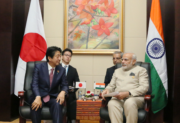 安倍总理为了出席东南亚国家联盟(ASEAN)相关首脑会议等,访问了老挝人民民主共和国的万象。