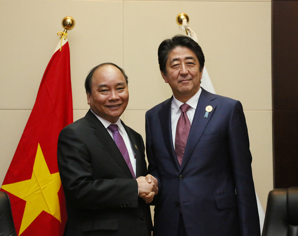 安倍总理为了出席东南亚国家联盟(ASEAN)相关首脑会议等,访问了老挝人民民主共和国的万象。