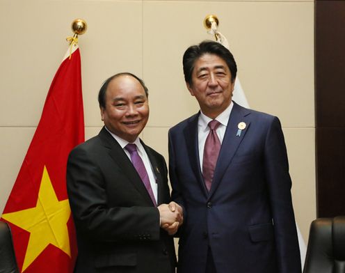 安倍总理为了出席东南亚国家联盟（ASEAN）相关首脑会议等，访问了老挝人民民主共和国的万象。