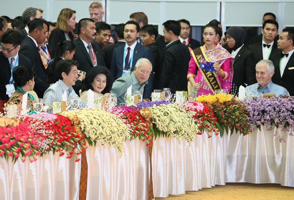 安倍总理为了出席东南亚国家联盟(ASEAN)相关首脑会议等,访问了老挝人民民主共和国的万象。