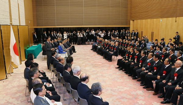 安倍总理出席了在总理大臣官邸举行的“2015年防灾功劳者内阁总理大臣表彰仪式”。