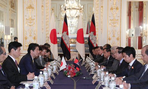 安倍总理在迎宾馆赤坂离宫与柬埔寨王国首相洪森举行了首脑会谈等。