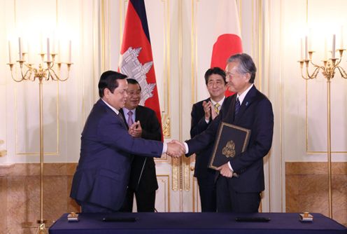 安倍总理在迎宾馆赤坂离宫与柬埔寨王国首相洪森举行了首脑会谈等。