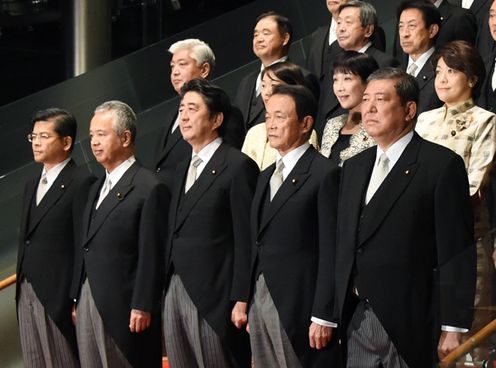 安倍总理在第97代安倍总理初期内阁成立后，进行了首届内阁改造。