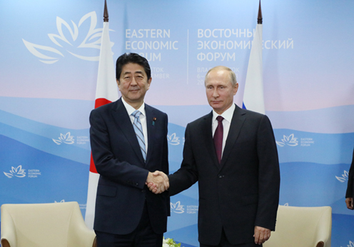 安倍总理为了出席第三届东方经济论坛等,访问了俄罗斯联邦的符拉迪沃斯托克。