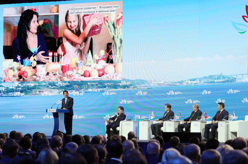 安倍总理为了出席第三届东方经济论坛等,访问了俄罗斯联邦的符拉迪沃斯托克。