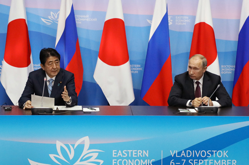 安倍总理为了出席第三届东方经济论坛等,访问了俄罗斯联邦的符拉迪沃斯托克。