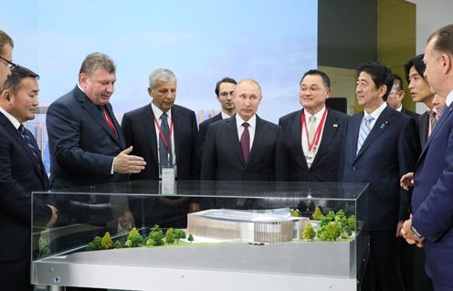 倍总理为了出席第三届东方经济论坛等，访问了俄罗斯联邦的符拉迪沃斯托克。