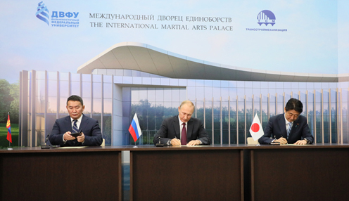 安倍总理为了出席第三届东方经济论坛等,访问了俄罗斯联邦的符拉迪沃斯托克。