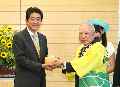 安倍总理在总理大臣官邸接受了茨城县鉾田市市长鬼泽保平及鉾田品牌大使等的拜访。