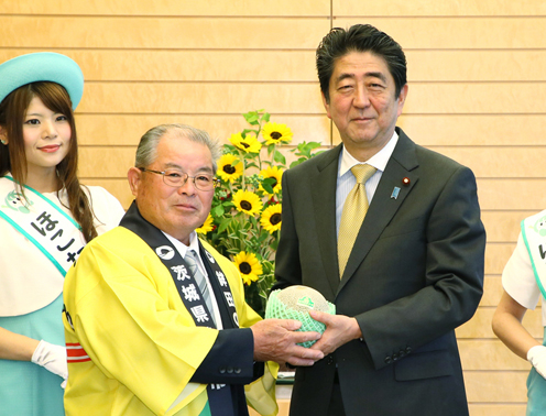 安倍总理在总理大臣官邸接受了茨城县鉾田市市长鬼泽保平及鉾田品牌大使等的拜访。
