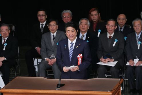 安倍总理出席了在东京都内举行的2016年要求返还北方领土全国大会。