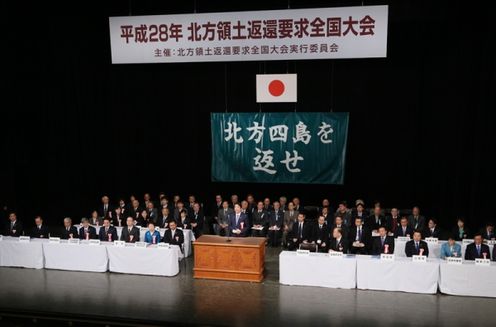安倍总理出席了在东京都内举行的2016年要求返还北方领土全国大会。