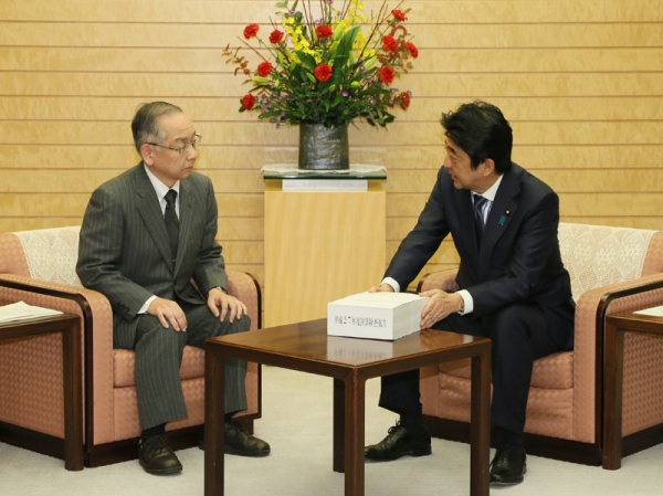 安倍总理在总理大臣官邸接受了日本会计检查院院长河户光彦递交的2015年度决算检查报告。