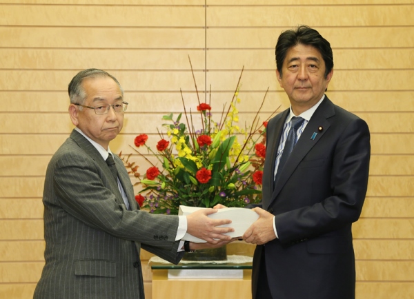安倍总理在总理大臣官邸接受了日本会计检查院院长河户光彦递交的2015年度决算检查报告。