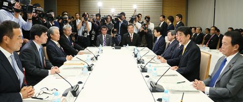 安倍总理在总理大臣官邸召开了2015年第21次经济财政咨询会议。