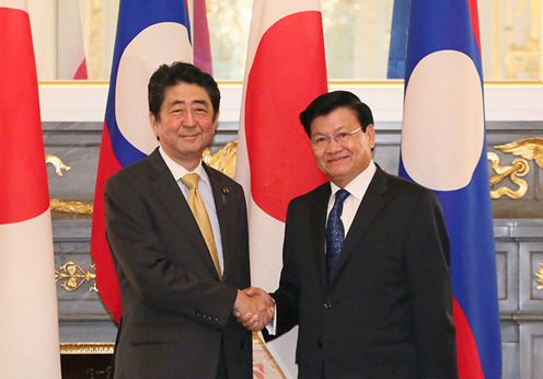 安倍总理在迎宾馆赤坂离宫与老挝人民民主共和国总理通伦·西苏里举行了首脑会谈等。