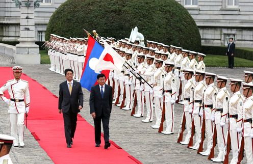安倍总理在迎宾馆赤坂离宫与老挝人民民主共和国总理通伦·西苏里举行了首脑会谈等。