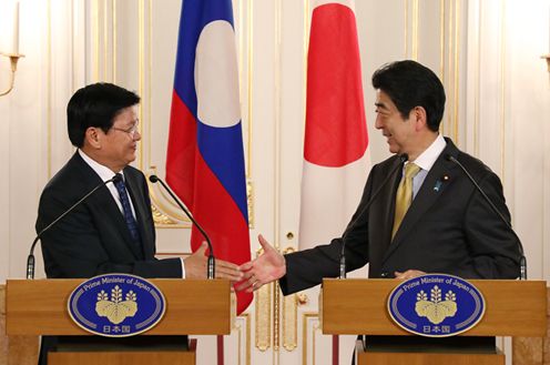 安倍总理在迎宾馆赤坂离宫与老挝人民民主共和国总理通伦·西苏里举行了首脑会谈等。