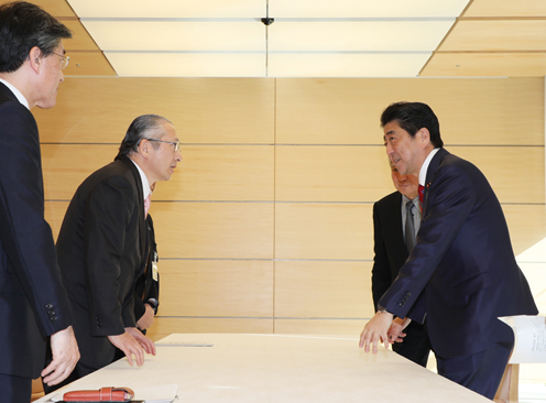 安倍总理在总理大臣官邸与日本劳动组合总联合会举行了面谈。