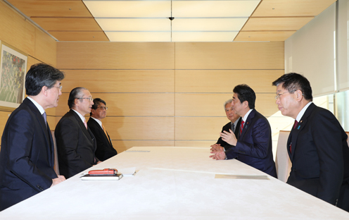 安倍总理在总理大臣官邸与日本劳动组合总联合会举行了面谈。