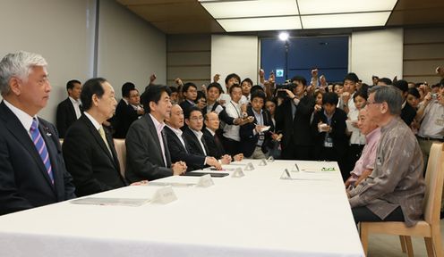安倍总理在总理大臣官邸举行了政府与冲绳县的协商。