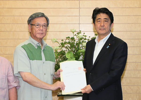 安倍总理在总理大臣官邸接受了冲绳县知事翁长提出的请求。