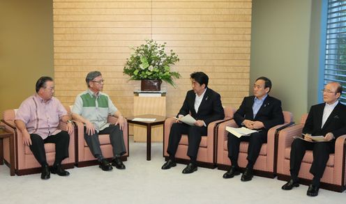 安倍总理在总理大臣官邸接受了冲绳县知事翁长提出的请求。