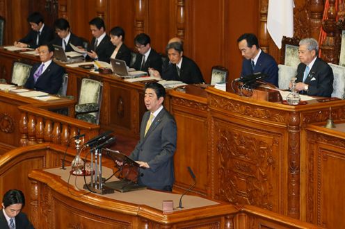 安倍总理出席了参议院全体会议。