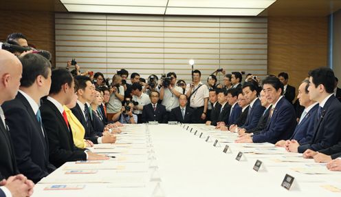 在内阁会议上，决定了第97代安倍总理第3届改造内阁的大臣政务官。