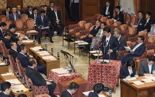 安倍总理出席了众议院预算委员会。
