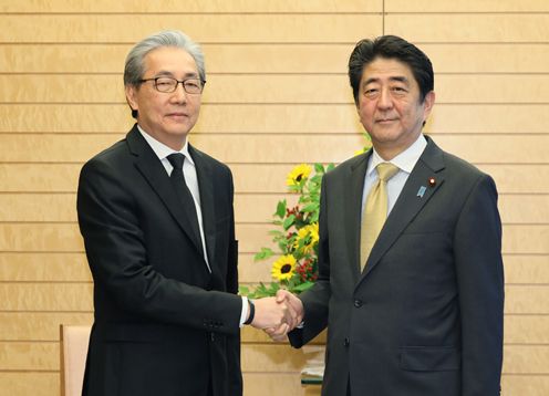 安倍总理在总理大臣官邸接受了泰王国副总理颂奇·乍都西披塔的拜会。