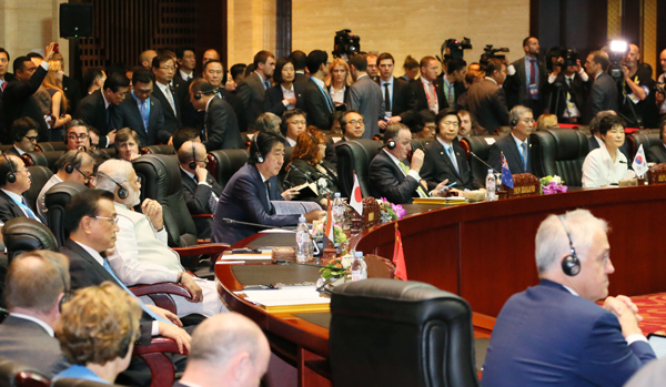 安倍总理为了出席东南亚国家联盟（ASEAN）相关首脑会议等，访问了老挝人民民主共和国的万象。