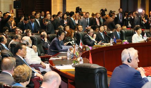 安倍总理为了出席东南亚国家联盟（ASEAN）相关首脑会议等，访问了老挝人民民主共和国的万象。