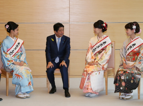 安倍总理在总理大臣官邸接受了东京和服女王的拜访。