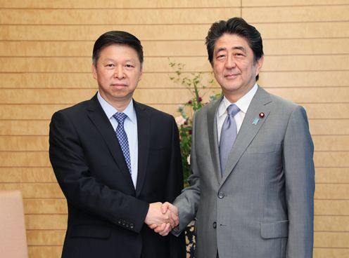 安倍总理在总理大臣官邸接受了中华人民共和国中国共产党中央对外联络部部长宋涛等的拜会。