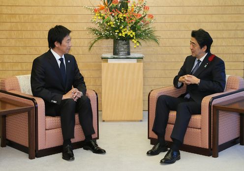安倍总理在总理大臣官邸接受了就任体育厅长官的铃木大地长官就任拜会。
