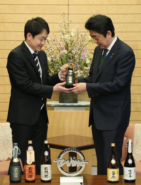 安倍总理在总理大臣官邸接受了荣获IWC（国际葡萄酒挑战赛）2015日本清酒组最高奖项的“会津Homare”相关人员等的拜访。