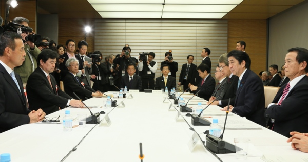 安倍总理在总理大臣官邸召开了2016年第18次经济财政咨询会议。