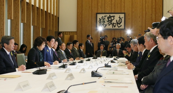 安倍总理在总理大臣官邸召开了第11次宇宙开发战略本部会议。