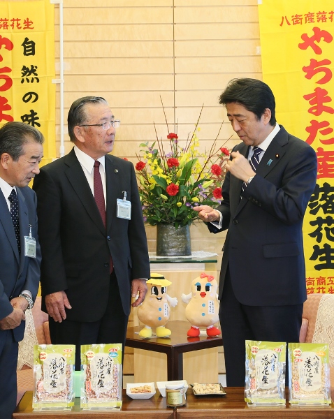 安倍总理在总理大臣官邸接受了千叶县八街市市长北村新司以及花生行业人士的拜访。