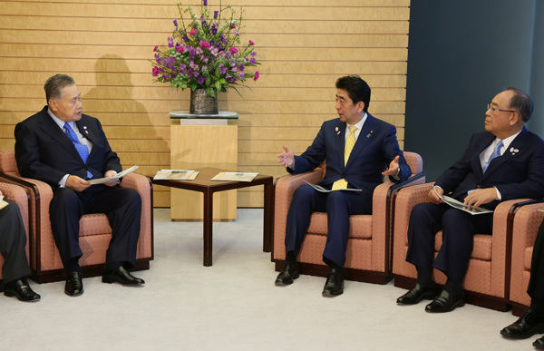 安倍总理在总理大臣官邸接受了“为使新国立竞技场成为日本新技术展厅的学习小组”代表的拜访。