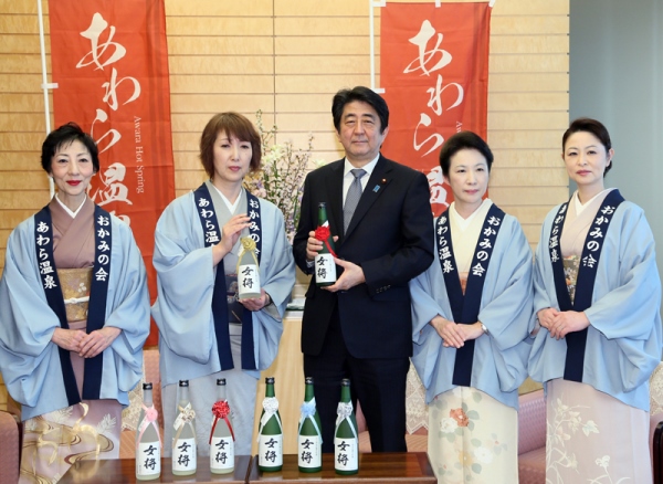 安倍总理在总理大臣官邸接受了福井县芦原市的“芦原温泉老板娘之会”的拜访。