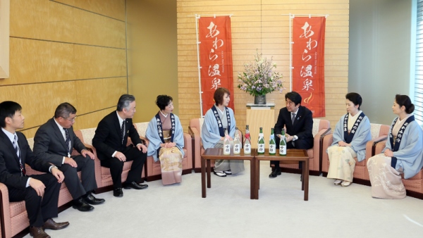 安倍总理在总理大臣官邸接受了福井县芦原市的“芦原温泉老板娘之会”的拜访。