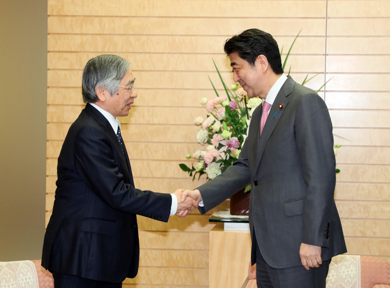 2018年4月9日，在日本银行总裁黑田东彦连任之际，安倍总理在总理大臣官邸与其举行了会谈。