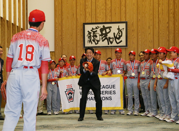 安倍总理在总理大臣官邸接受了少年棒球联盟世界大赛冠军队的拜访。