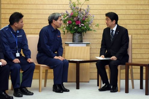 安倍总理在总理大臣官邸会见了熊本县知事蒲岛郁夫及县议会议长松田三郎等。